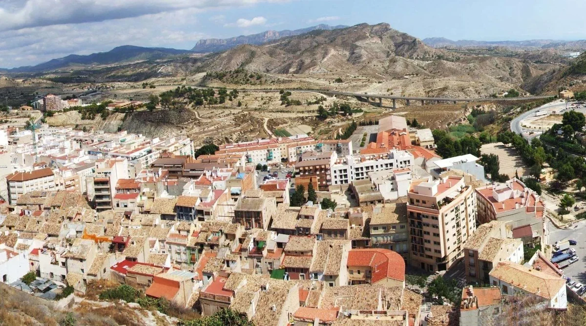 Vista panorámica de Xixona (Jijona), municipio de Alicante, entre almendros y la Sierra de la Carrasqueta